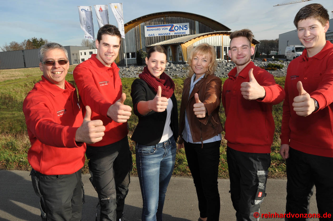 Das Team von Reinhard von Zons vor dem Firmengebäude