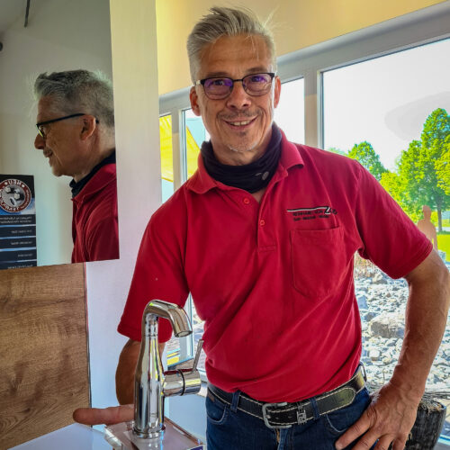Sanitärfachmann von Reinhard von Zons an einer modernen Armatur